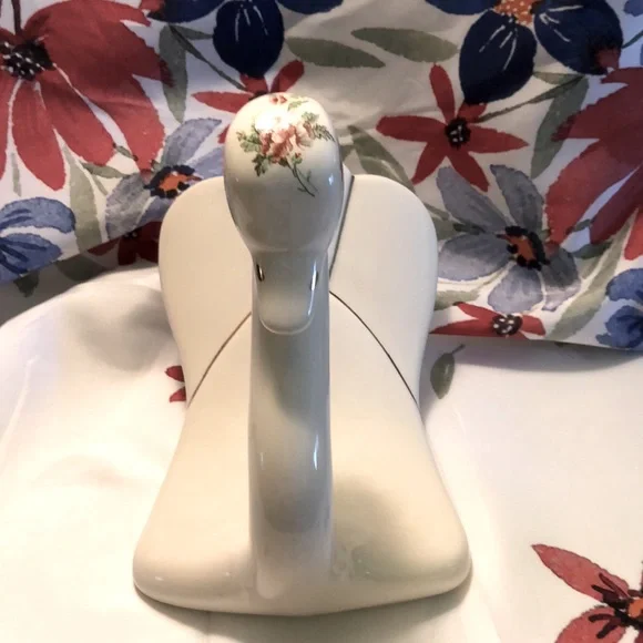 Ceramic SWAN Finger Tip Towel Holder Signed by Ann in 1984 Cream W/Pink Flowers - Picture 2 of 6